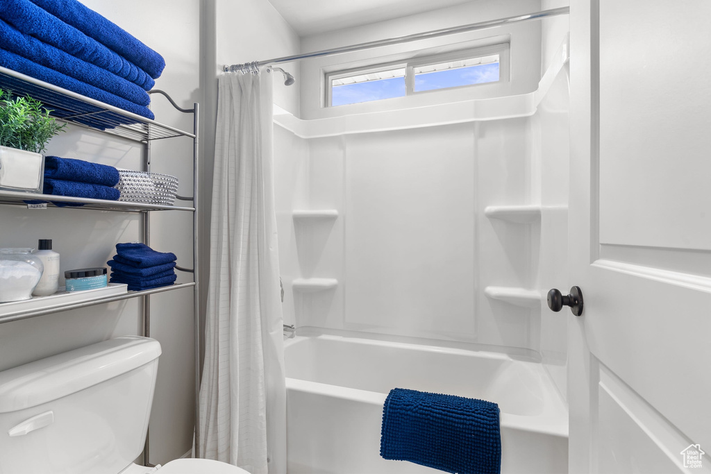 Full bath with shower / tub combo with curtain and toilet