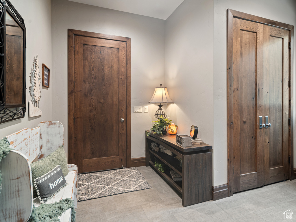 Foyer entrance with baseboards