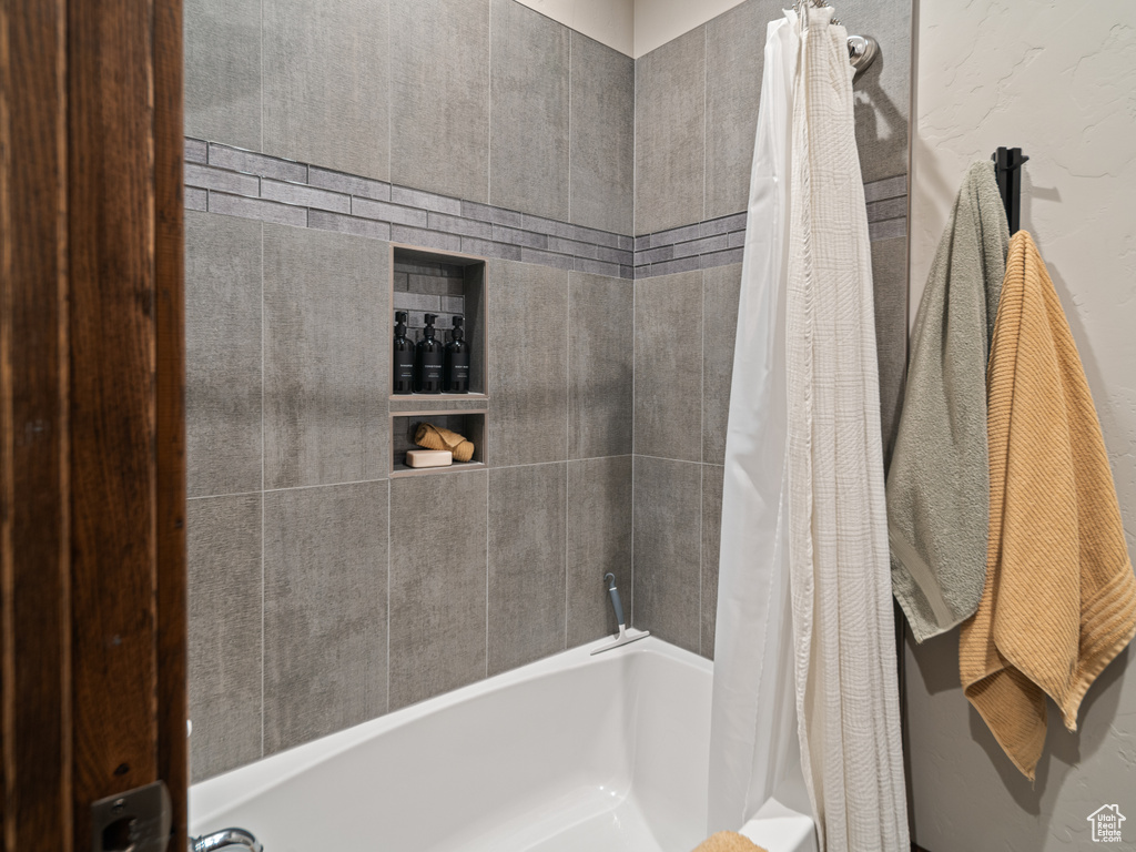 Full bathroom featuring shower / bath combo
