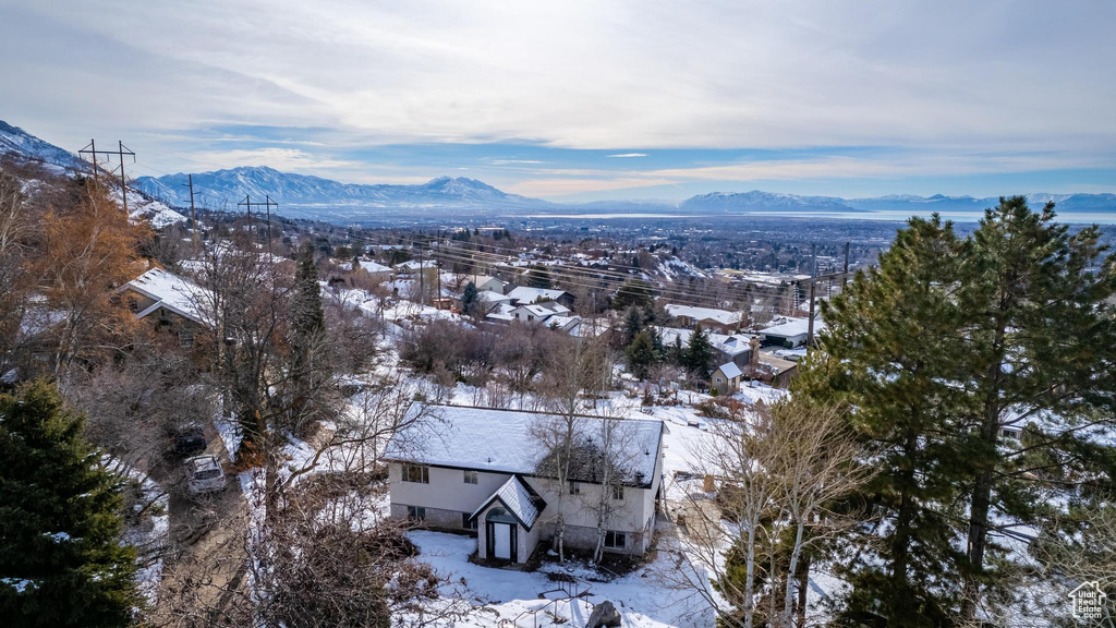 Snowy aerial view with a mountain view