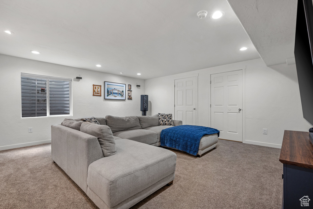 Living room with carpet flooring, recessed lighting, and baseboards