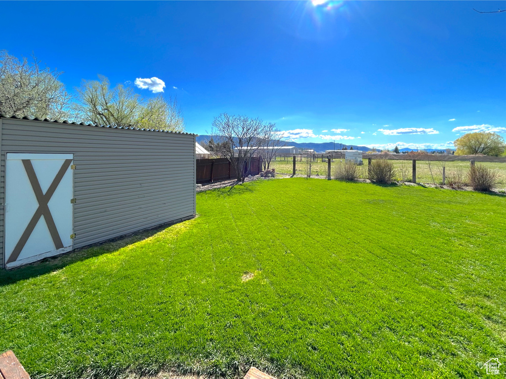 View of yard featuring a mountain view