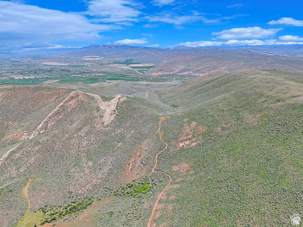 Bird\'s eye view with a mountain view