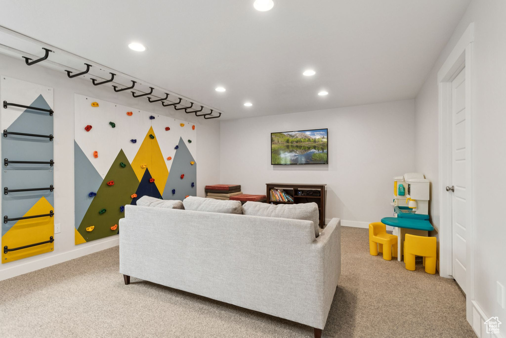 Living room featuring carpet flooring, recessed lighting, and baseboards