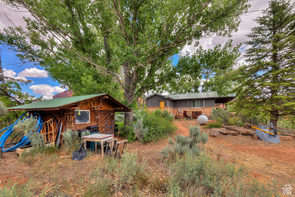 View of yard with an outbuilding