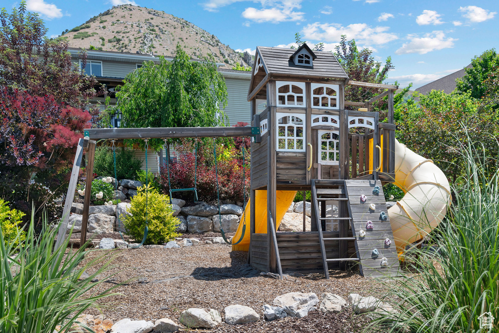 View of play area featuring a mountain view