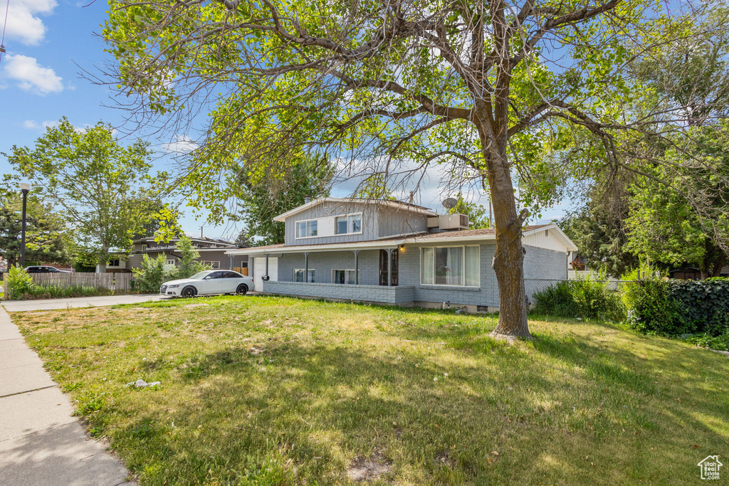 View of front of home with driveway