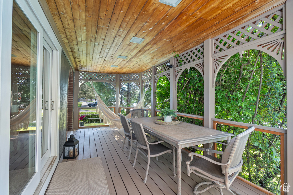 Deck with outdoor dining space