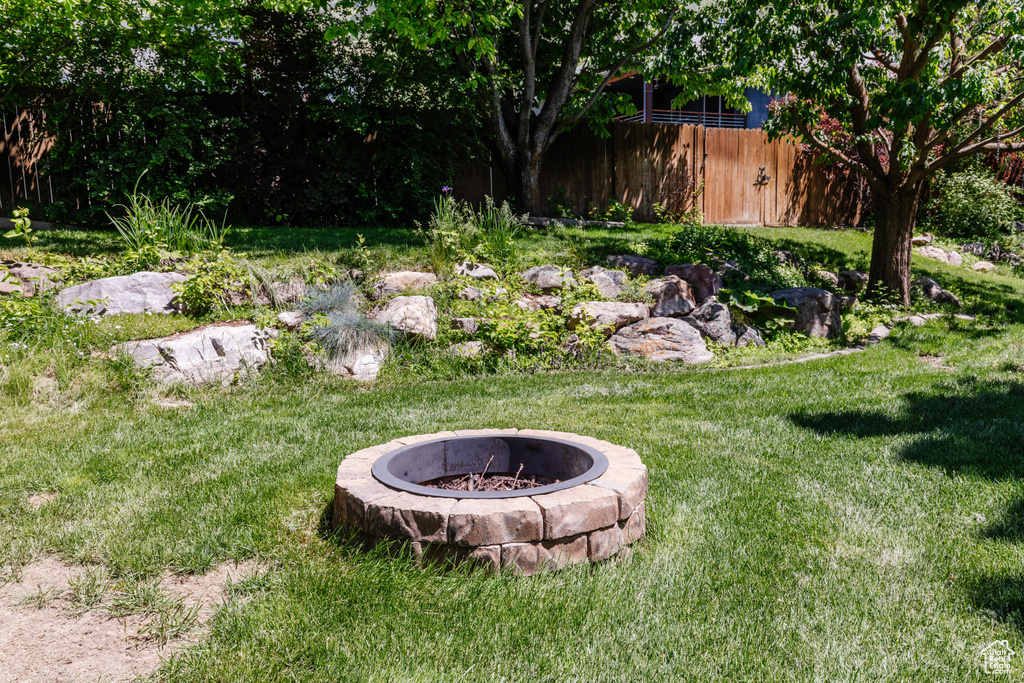 View of yard featuring an outdoor fire pit