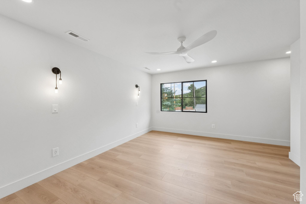 Unfurnished room featuring a ceiling fan, light wood-type flooring, and recessed lighting