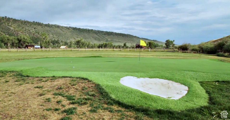 View of property\\\\\\\\\\\\\\\\\\\\\\\\\\\\\\\'s community with a putting green and view of golf course