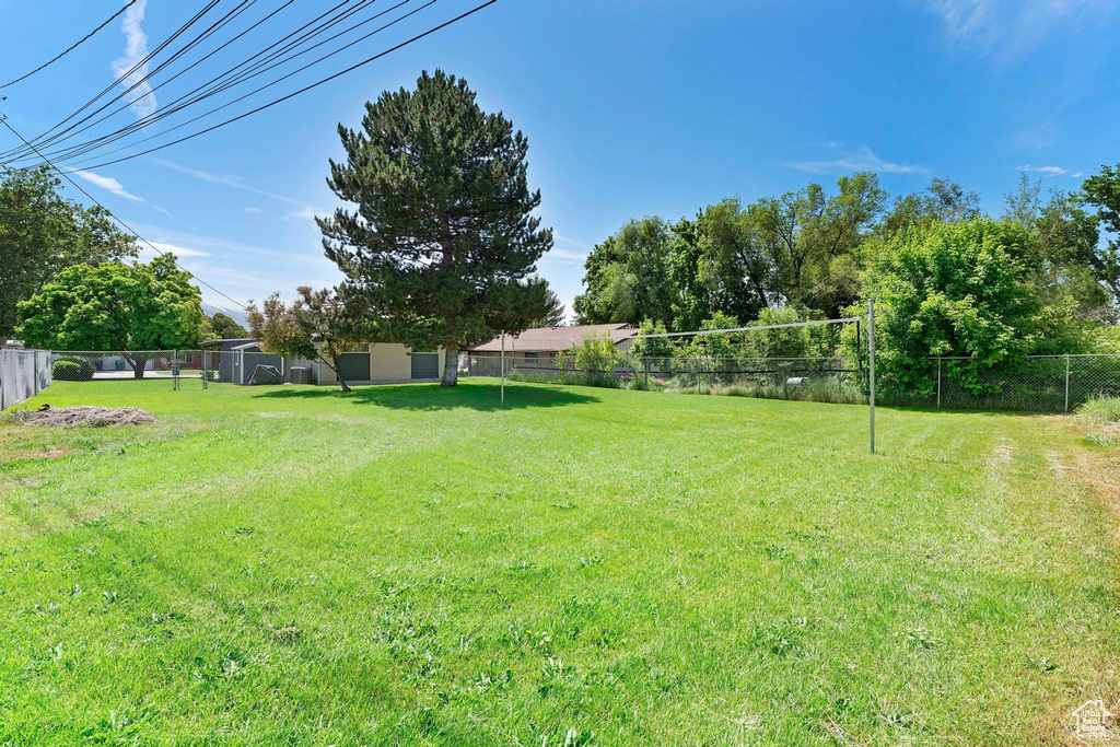 View of yard featuring volleyball court