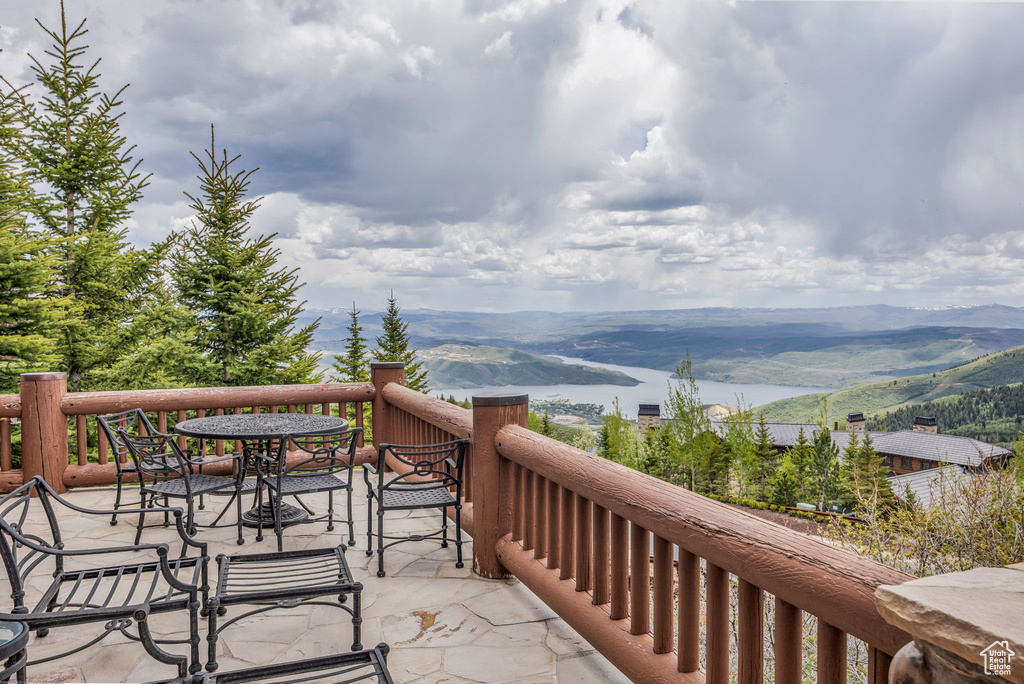 Balcony with a mountain view and outdoor dining space