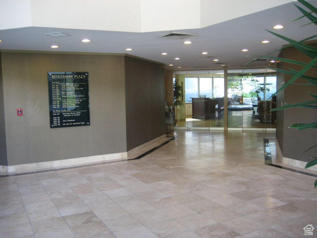Community lobby with recessed lighting