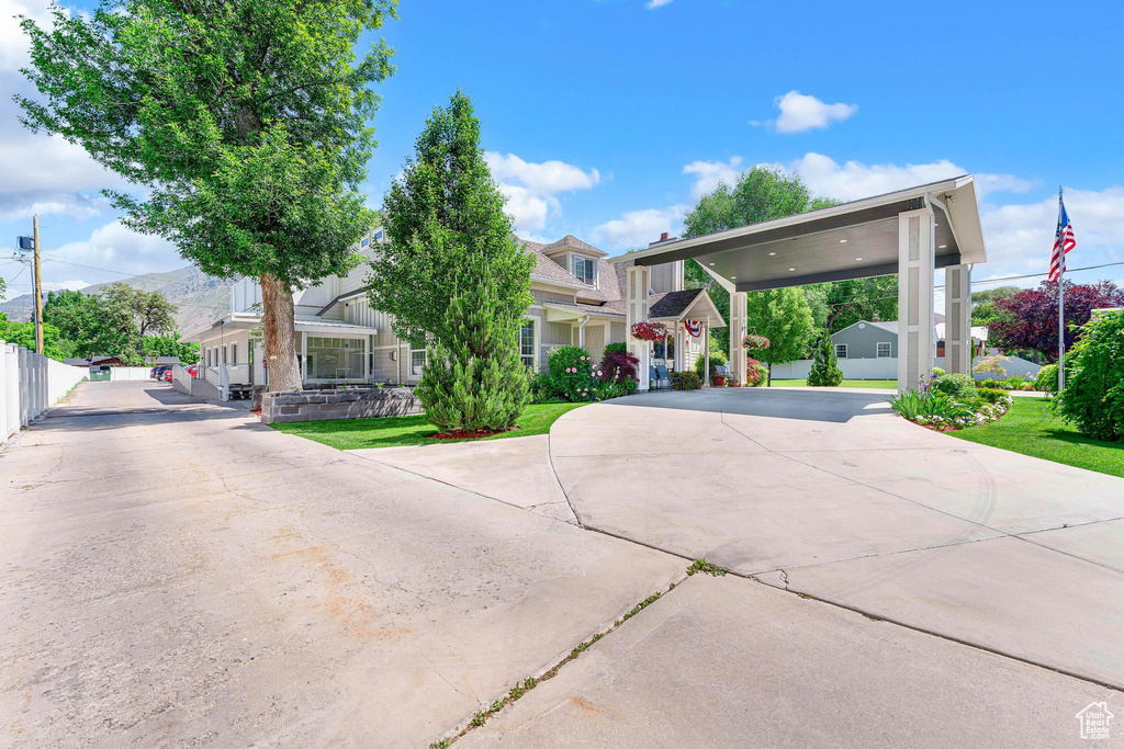 View of front of property featuring curved driveway