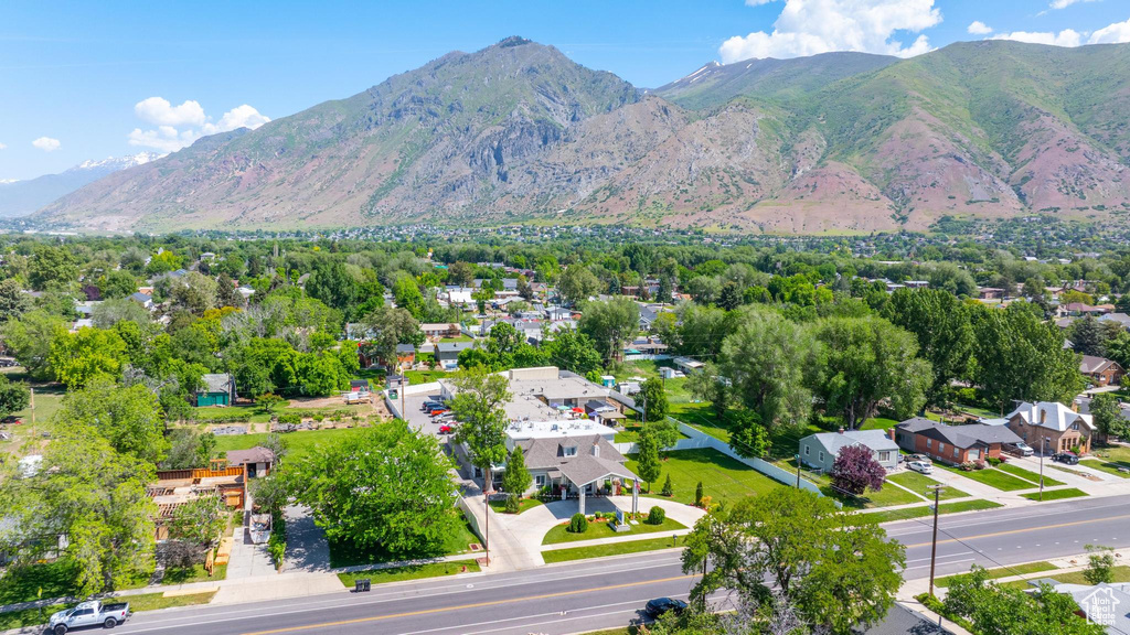 Aerial view of property\\\\\\\'s location with mountains and nearby suburban area