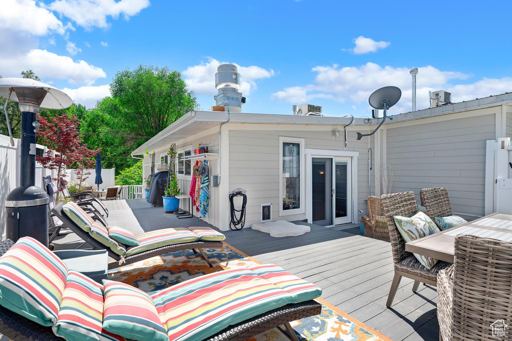 Deck with outdoor dining space