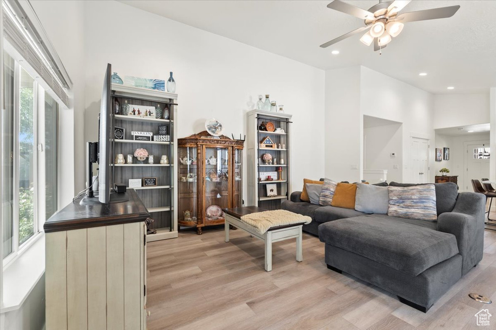 Living area featuring light wood-style floors, a ceiling fan, and recessed lighting
