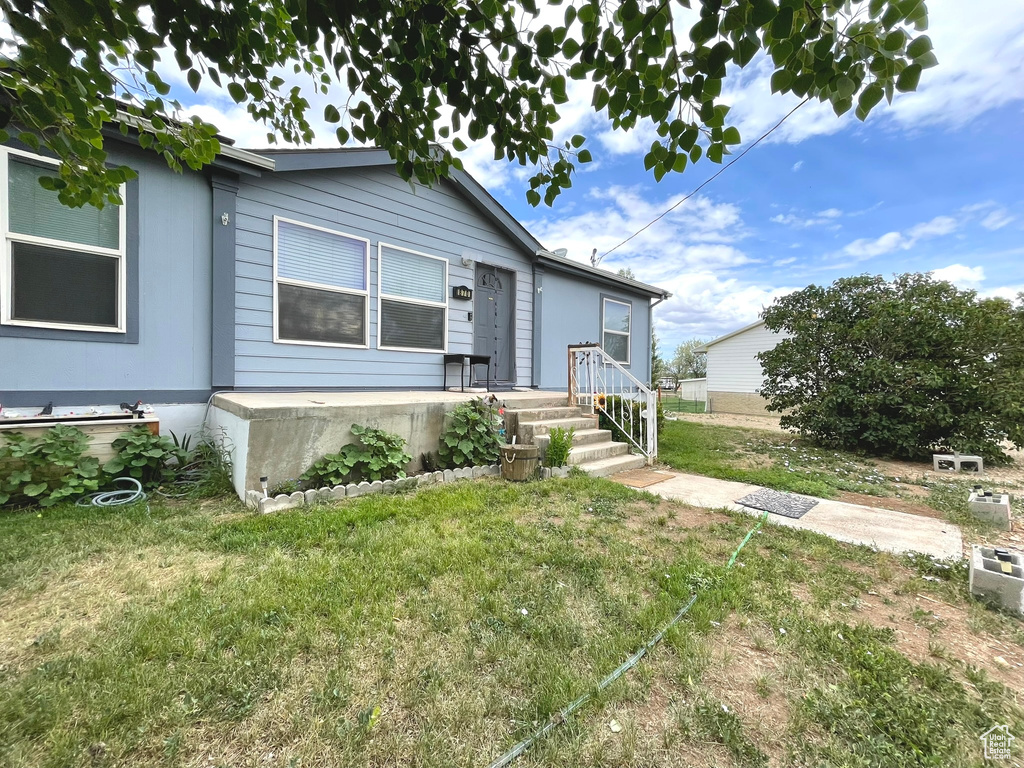 View of front of home featuring a front lawn