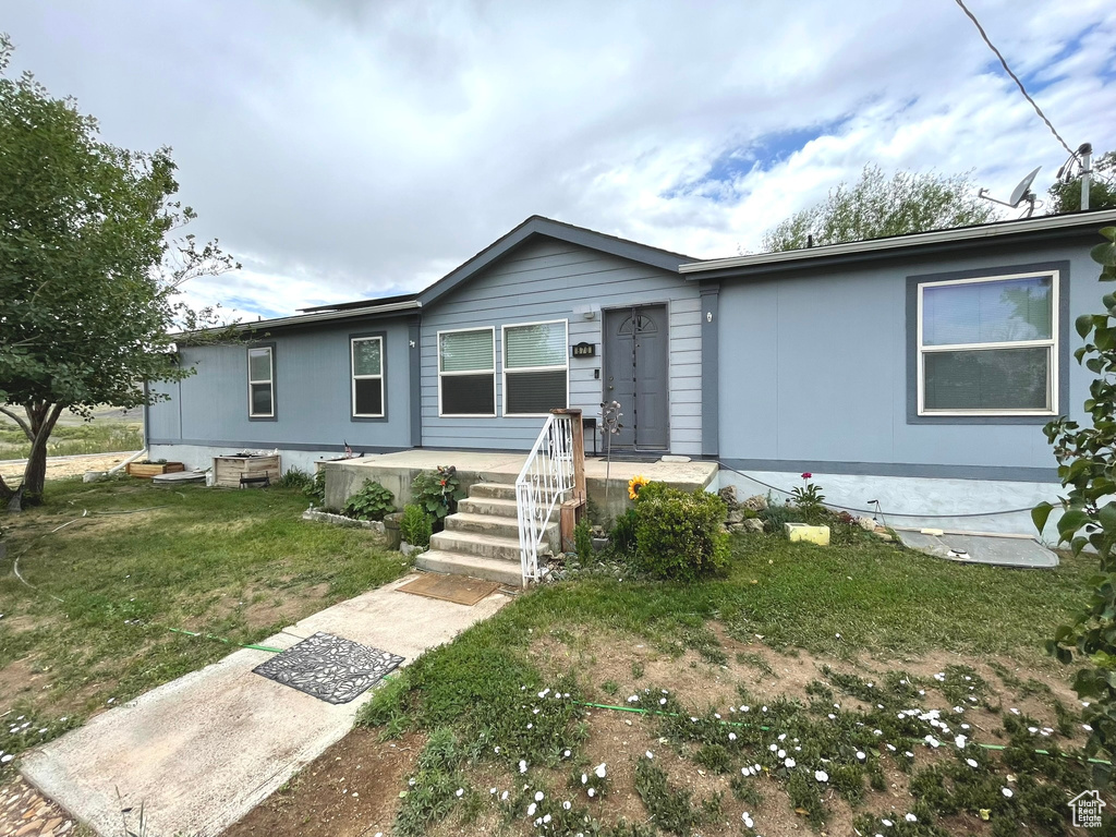 Ranch-style home with a front yard