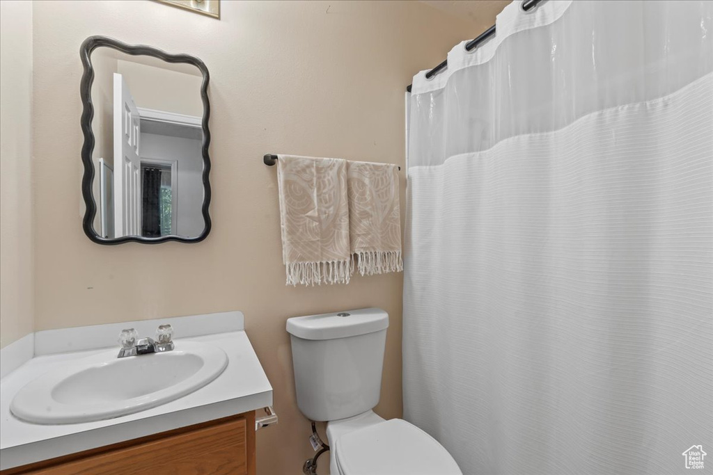 Full bathroom featuring vanity, toilet, and a shower with shower curtain