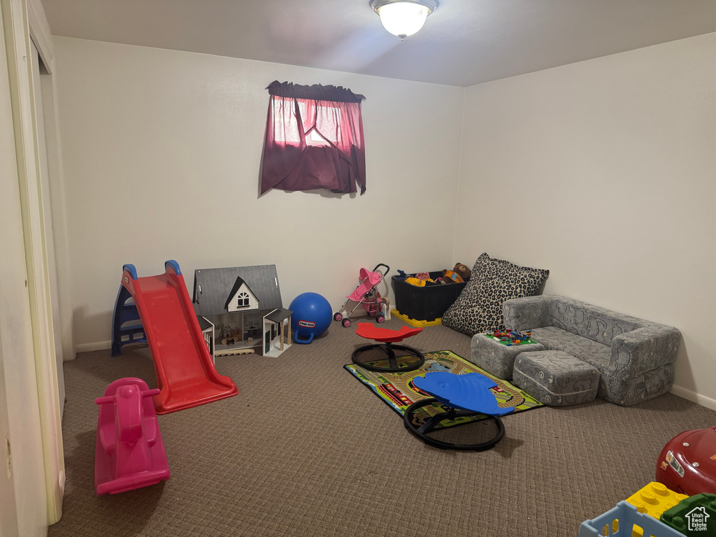 Playroom featuring carpet floors and baseboards