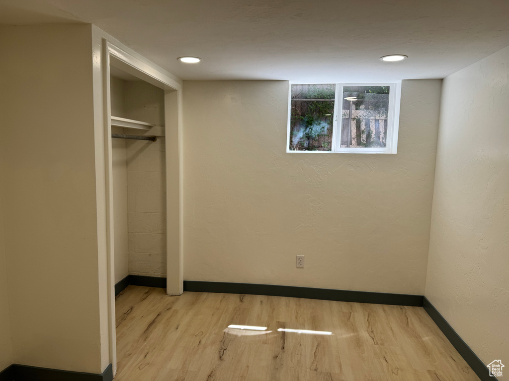 Unfurnished bedroom featuring light wood finished floors, baseboards, a closet, and recessed lighting