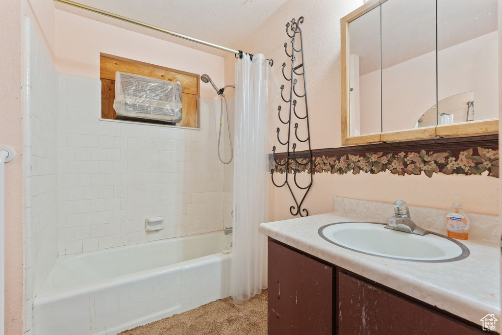 Full bath with vanity and shower / tub combo with curtain