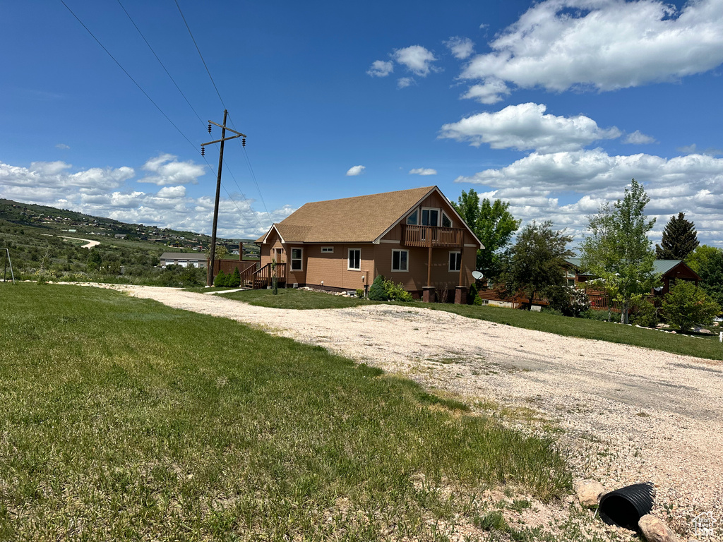 View of front of house featuring a front yard and driveway