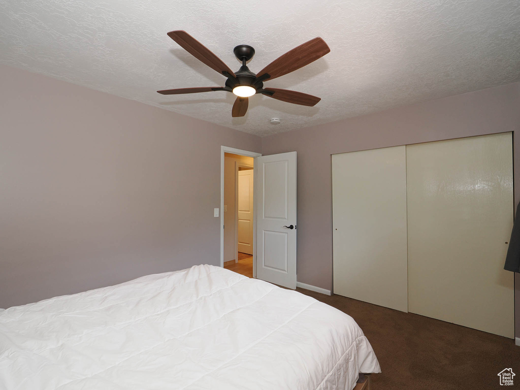 Bedroom featuring carpet floors, a ceiling fan, and a closet
