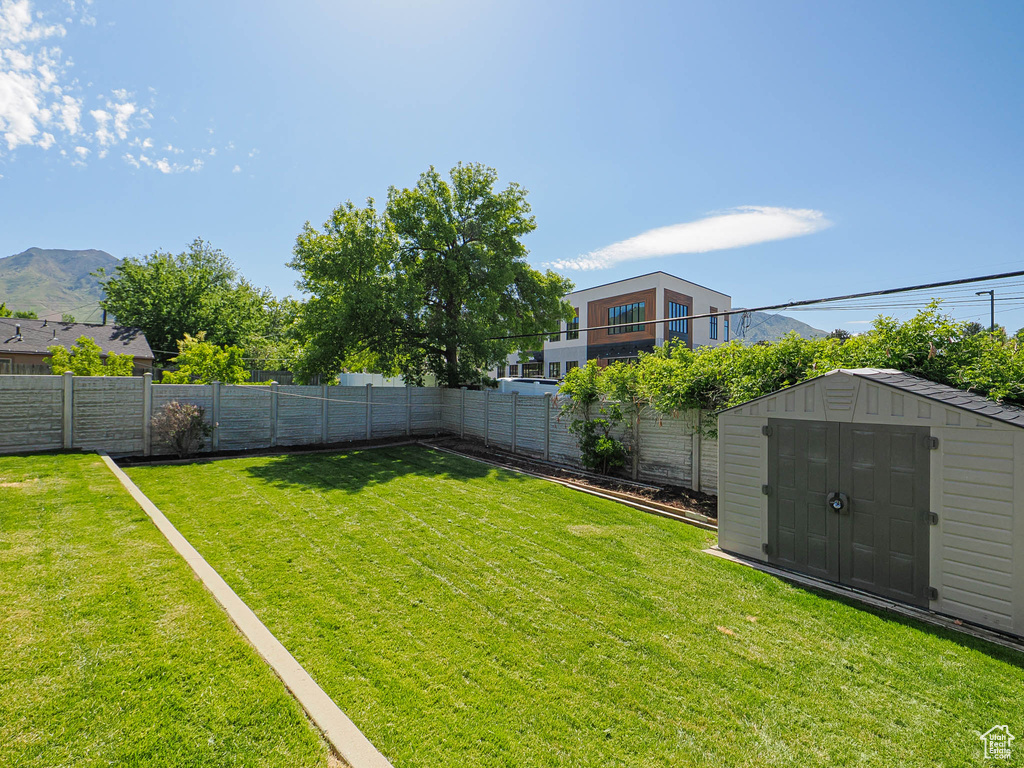 View of yard featuring a mountain view