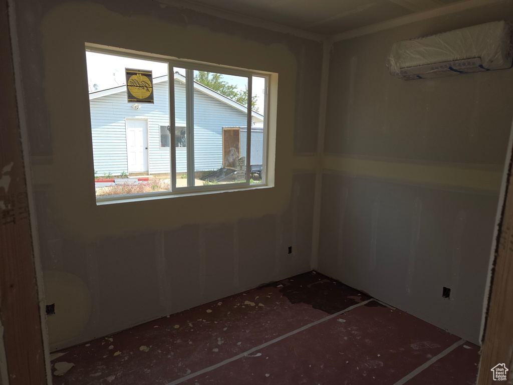 Empty room featuring a wall mounted AC