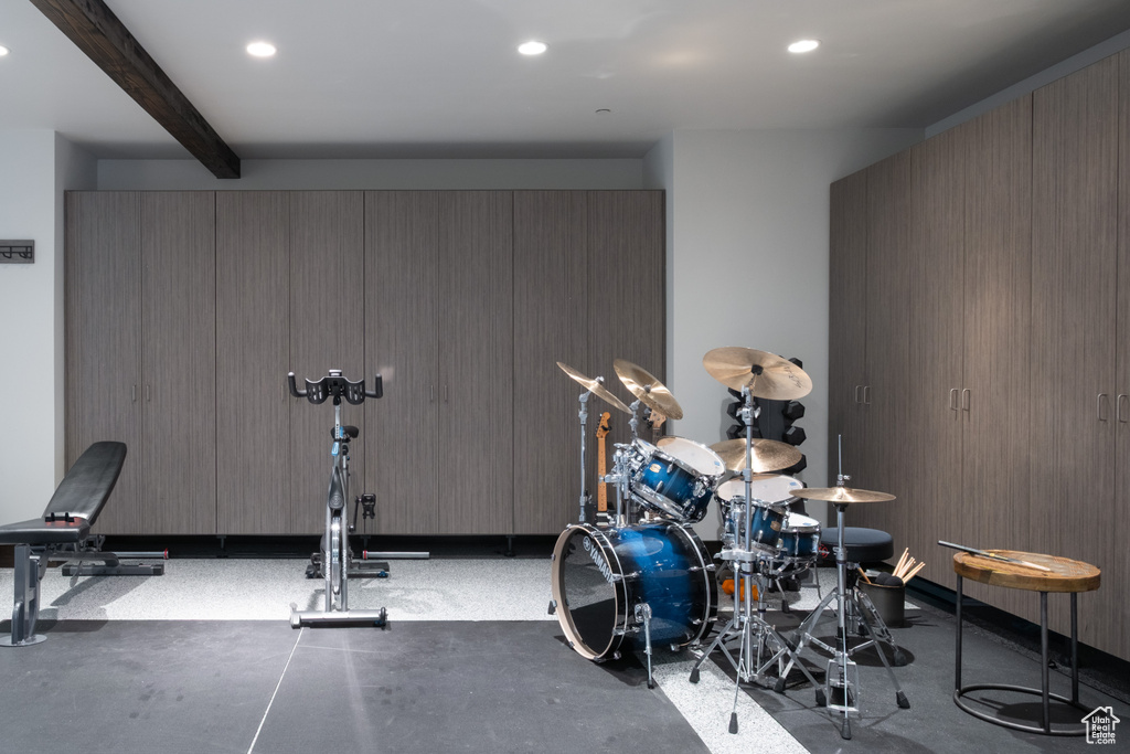 Workout room with recessed lighting