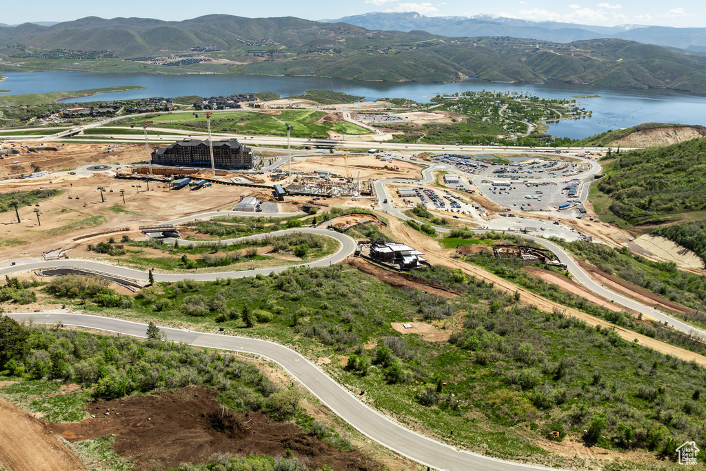 Bird\'s eye view of a water and mountain view