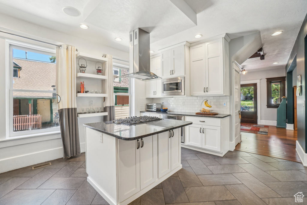 Kitchen with island range hood, stainless steel appliances, plenty of natural light, and recessed lighting