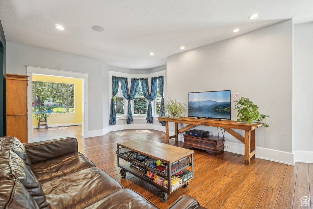 Living area with recessed lighting, light wood-type flooring, and baseboards