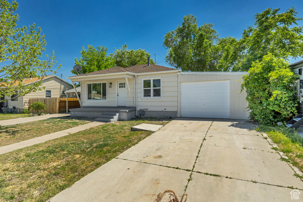 View of front facade featuring a garage and driveway