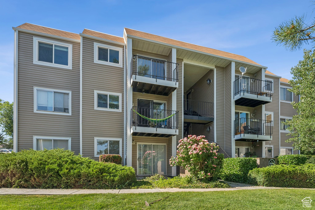 View of apartment building / complex