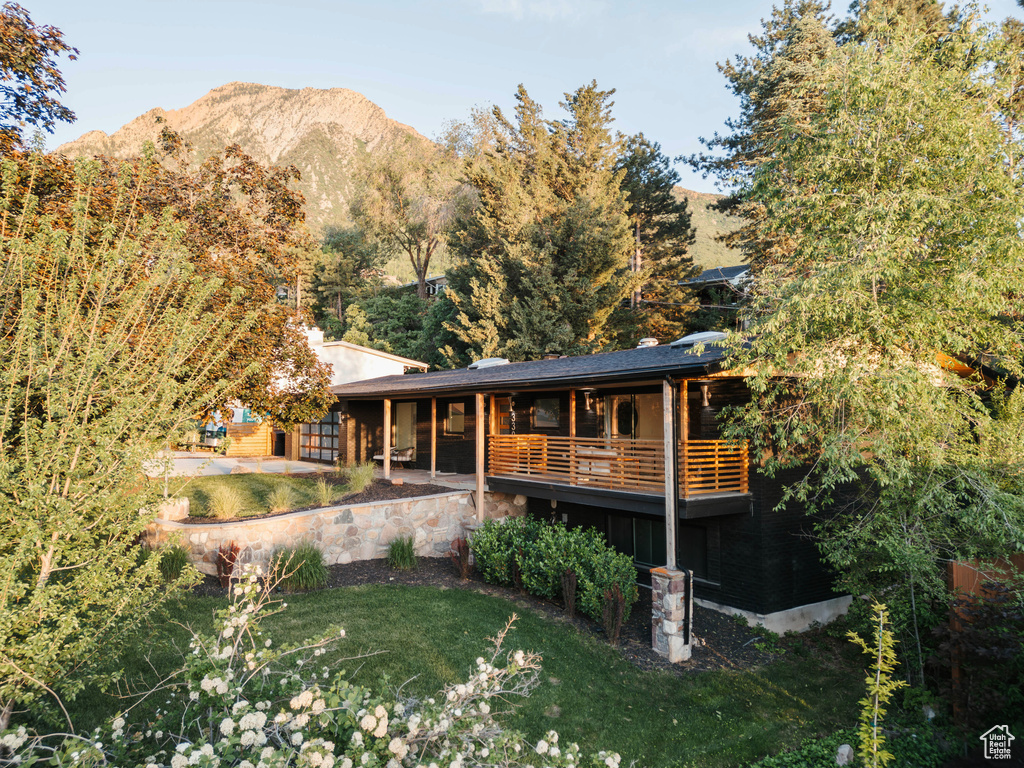 View of front facade with a mountain view and a front yard