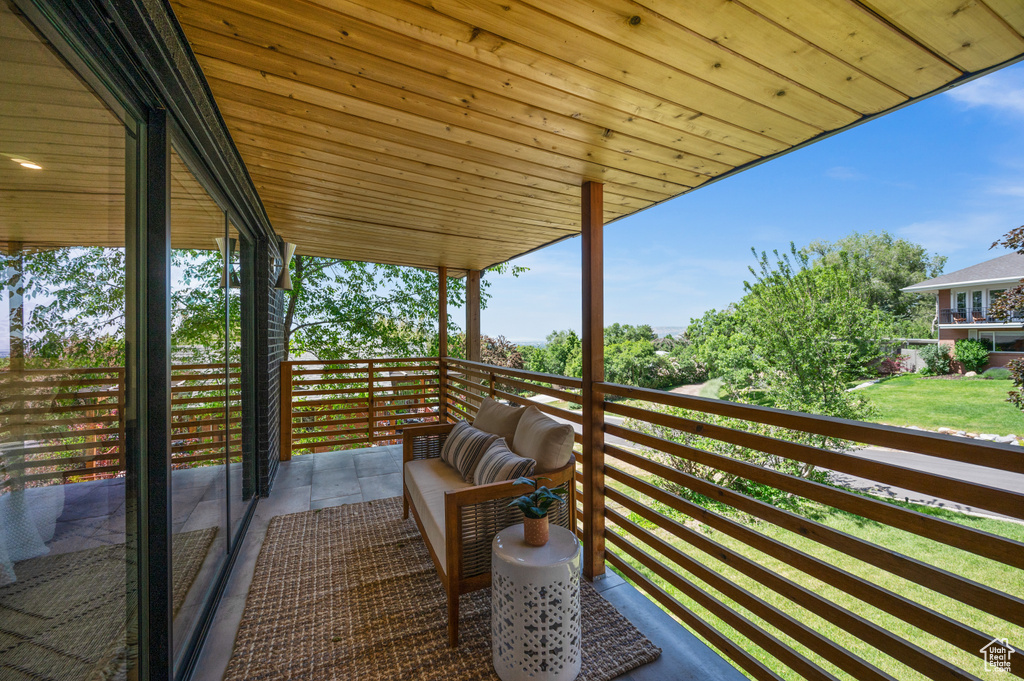 Balcony featuring an outdoor hangout area