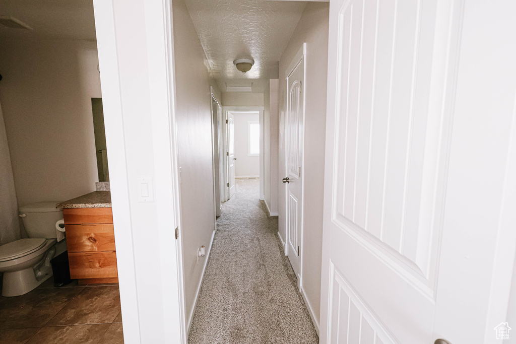 Corridor with a textured ceiling