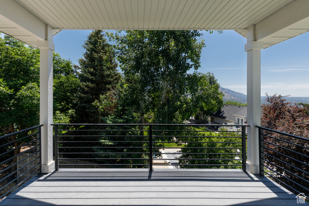 Balcony featuring a mountain view