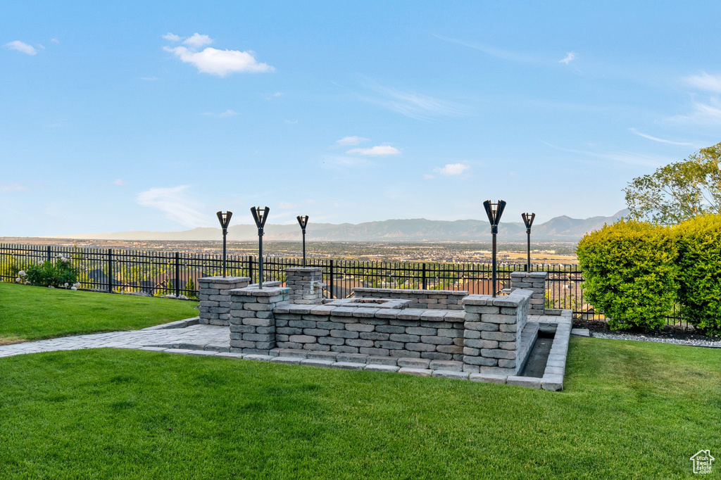 View of home\\\\\\\\\\\\\\\\\\\\\\\\\\\\\\\'s community with a fire pit and a mountain view