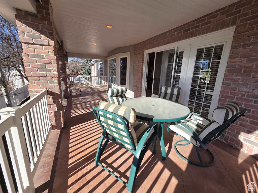 Deck featuring outdoor dining area
