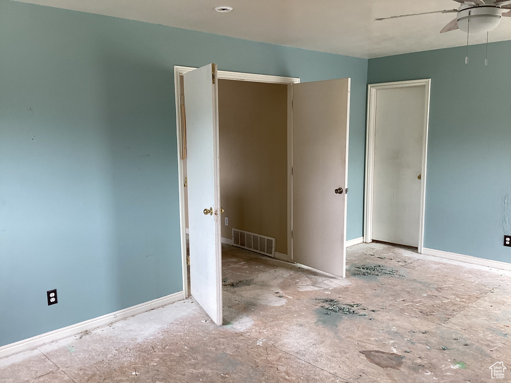 Unfurnished bedroom with a ceiling fan and a closet