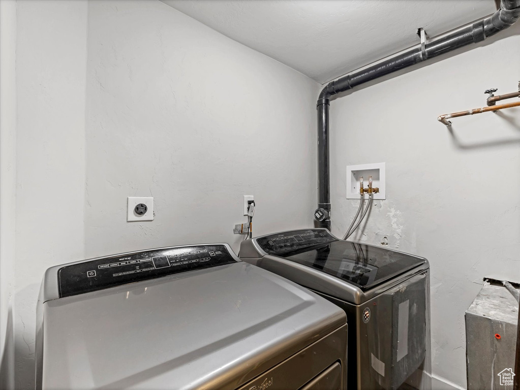 Laundry room with independent washer and dryer