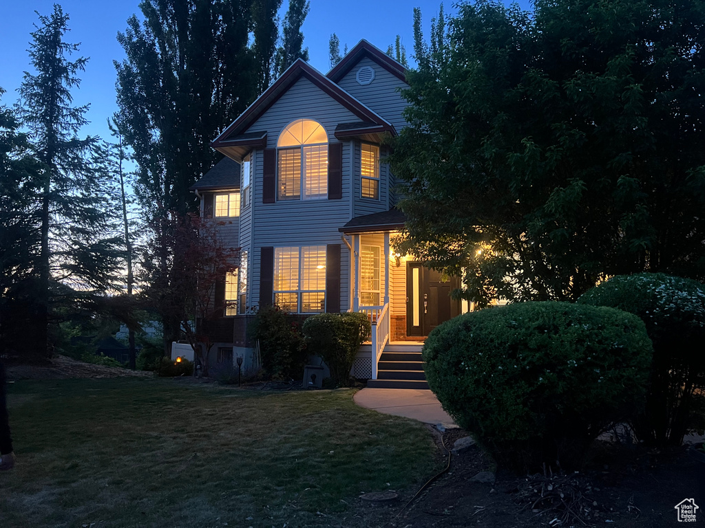 View of front facade with a front lawn