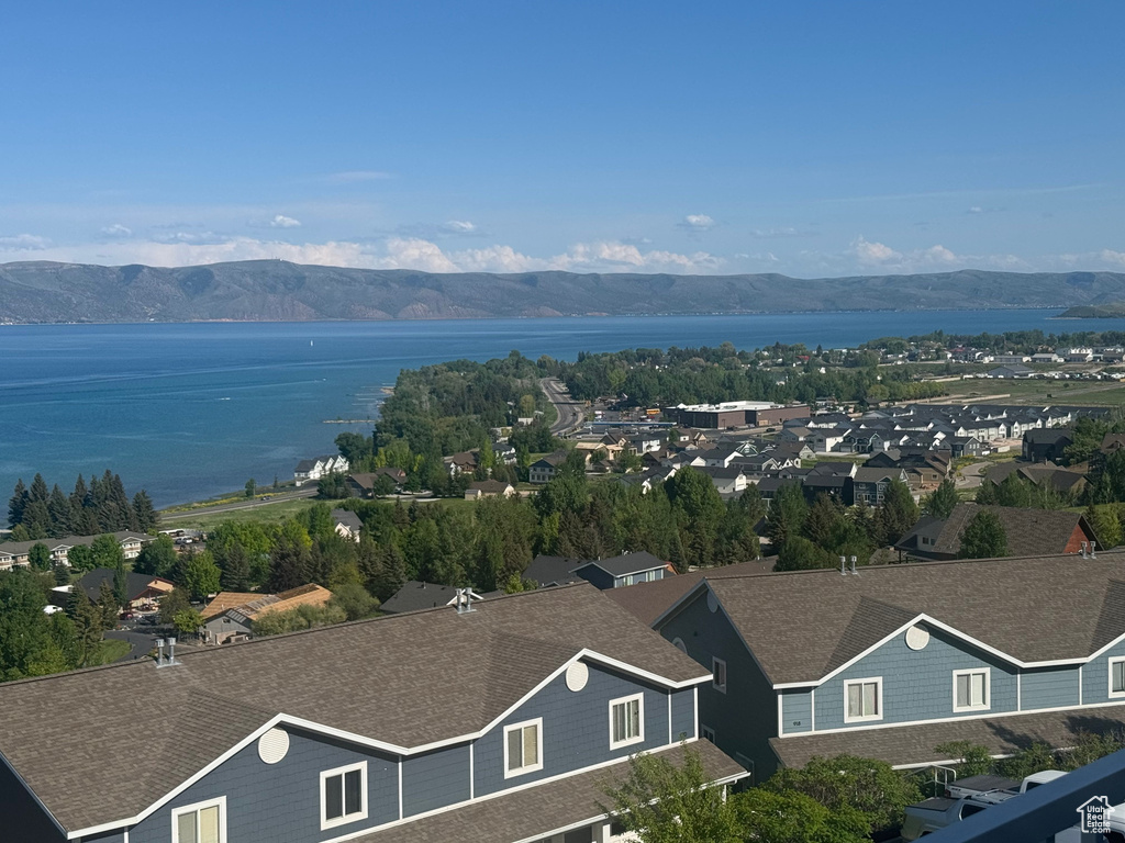 Bird\'s eye view of a water and mountain view