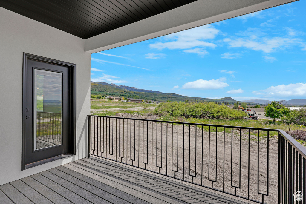 Balcony featuring a mountain view