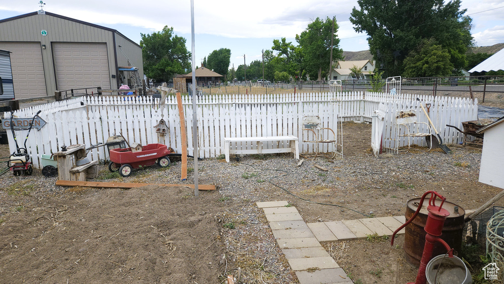 View of yard featuring an outbuilding